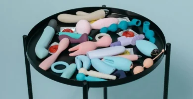 Diferentes tipos de juguetes sexuales para adultos, como vibradores, anillos, plugs y bolas chinas, sobre una bandeja.