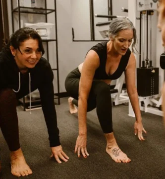 Mujeres adultas fortaleciendo el suelo pélvico con ejercicios físicos en el gimnasio.
